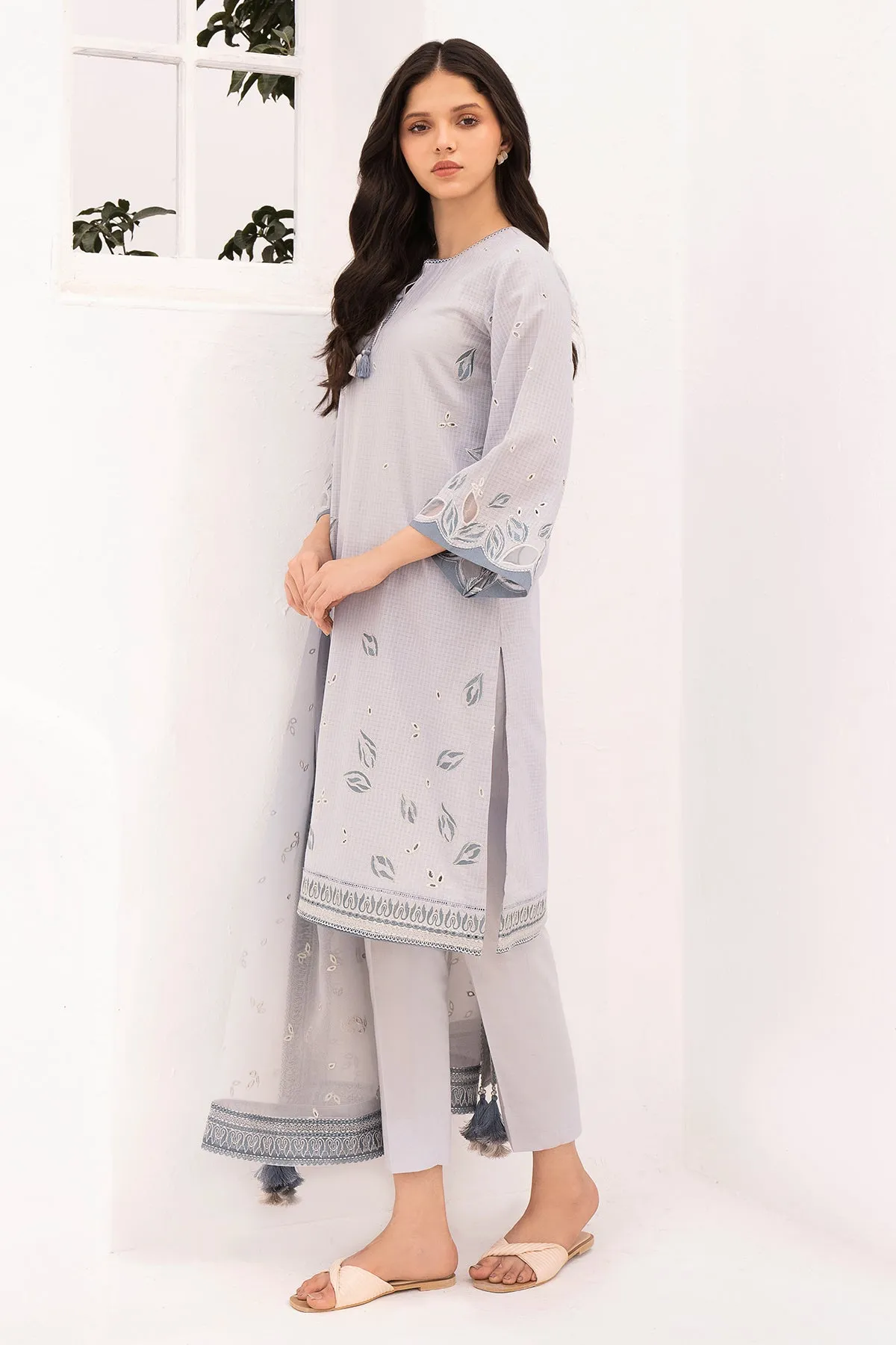 Embroidered Lawn USE-9026